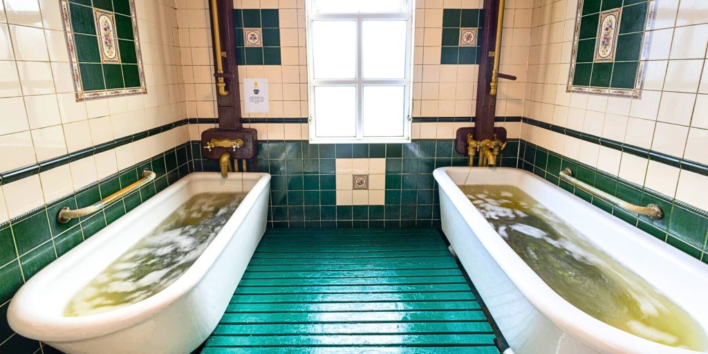 Baths with green seawater